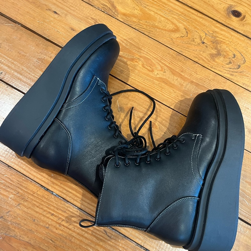 (405) “LONDON REBEL BLACK BOOTS” - Picture 4 of 10